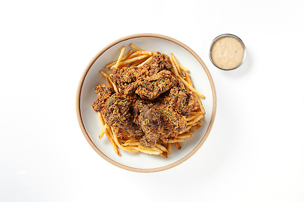 포토 JPG 스튜디오촬영 접시 음식 실내 사람없음 하이앵글 치킨 튀김 감자튀김 소스 안주 오브젝트 카레치킨 국내포토 식기 뷰포인트 감자 내부 양념 닭고기요리 파일형식