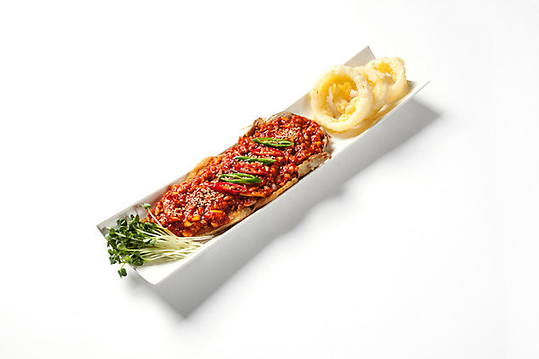 포토 JPG 스튜디오촬영 접시 한식 음식 실내 사람없음 오브젝트 무순 양파링 코다리 국내포토 식기 어류 내부 튀김 새싹채소 파일형식