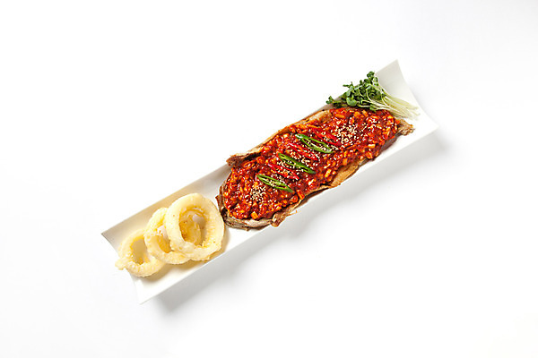 포토 JPG 스튜디오촬영 접시 한식 음식 실내 사람없음 오브젝트 무순 양파링 코다리 국내포토 식기 어류 내부 튀김 새싹채소 파일형식