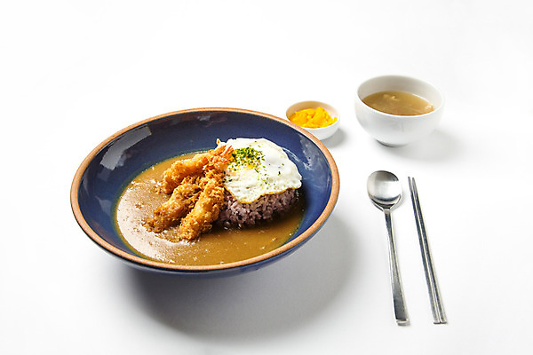 포토 JPG 스튜디오촬영 그릇 젓가락 실내 사람없음 숟가락 계란프라이 오브젝트 덮밥 단무지 카레 미소된장국 왕새우튀김 일본음식 국내포토 식기 음식 수저 내부 계란요리 새우튀김 파일형식