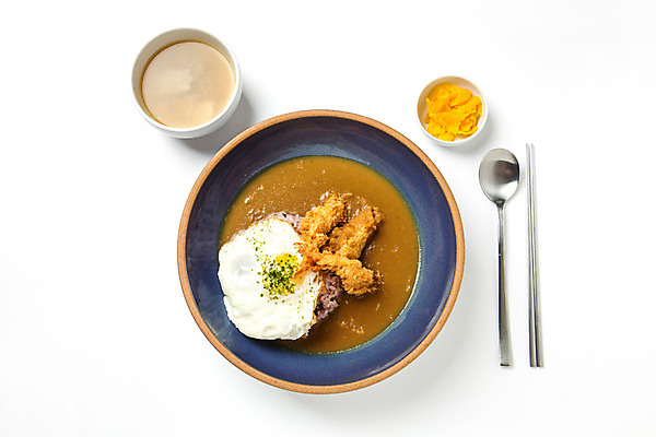 포토 JPG 스튜디오촬영 그릇 젓가락 실내 사람없음 하이앵글 숟가락 계란프라이 오브젝트 덮밥 단무지 카레 미소된장국 왕새우튀김 일본음식 국내포토 식기 음식 뷰포인트 수저 내부 계란요리 새우튀김 파일형식