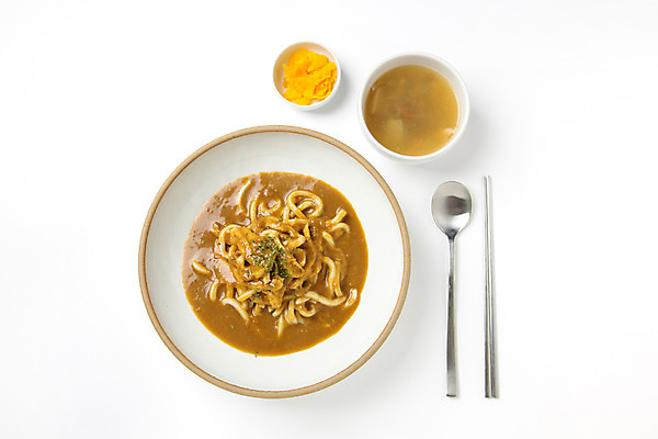 포토 JPG 스튜디오촬영 그릇 젓가락 실내 사람없음 하이앵글 숟가락 오브젝트 단무지 우동 카레 미소된장국 일본음식 카레우동 국내포토 식기 음식 뷰포인트 수저 내부 면류 파일형식