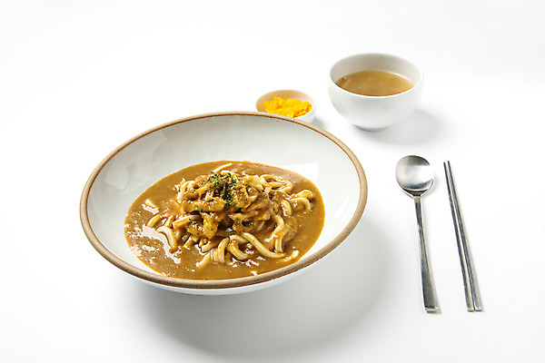 포토 JPG 스튜디오촬영 그릇 젓가락 실내 사람없음 숟가락 오브젝트 단무지 우동 카레 미소된장국 일본음식 카레우동 국내포토 식기 음식 수저 내부 면류 파일형식