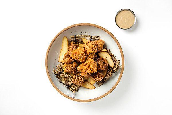 포토 JPG 스튜디오촬영 접시 음식 실내 사람없음 하이앵글 치킨 튀김 감자튀김 소스 안주 오브젝트 국내포토 식기 뷰포인트 감자 내부 양념 닭고기요리 파일형식