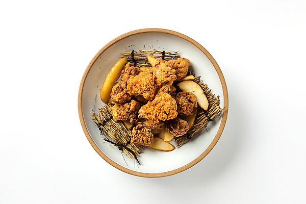 포토 JPG 스튜디오촬영 접시 음식 실내 사람없음 하이앵글 치킨 튀김 감자튀김 안주 오브젝트 국내포토 식기 뷰포인트 감자 내부 닭고기요리 파일형식