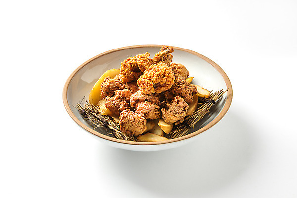 포토 JPG 스튜디오촬영 접시 음식 실내 사람없음 치킨 튀김 감자튀김 안주 오브젝트 국내포토 식기 감자 내부 닭고기요리 파일형식