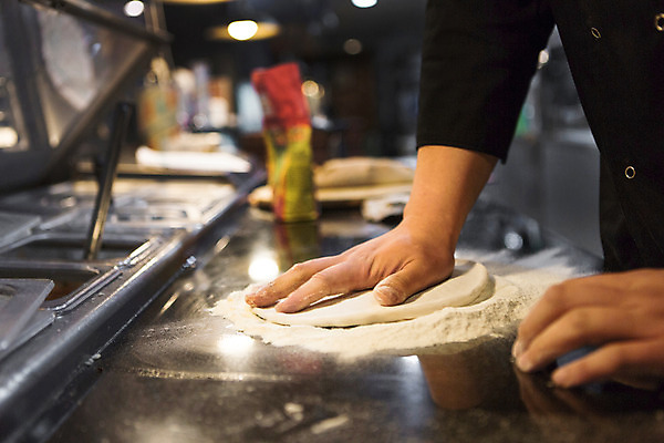 포토 JPG 손 음식 피자 서양음식 실내 한명 사람 신체부위 주방 요리사 반죽 밀가루 요리중 밀가루반죽 과정 국내포토 직업 1 컨셉 모션 패스트푸드 내부 가루 파일형식