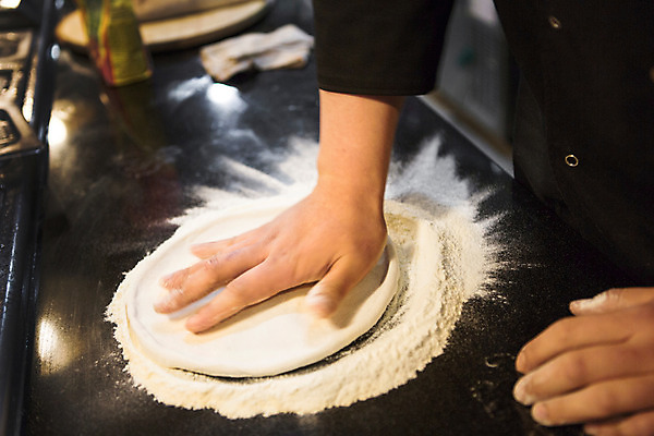 포토 JPG 손 음식 피자 서양음식 실내 한명 사람 신체부위 주방 요리사 반죽 밀가루 요리중 밀가루반죽 과정 국내포토 직업 1 컨셉 모션 패스트푸드 내부 가루 파일형식