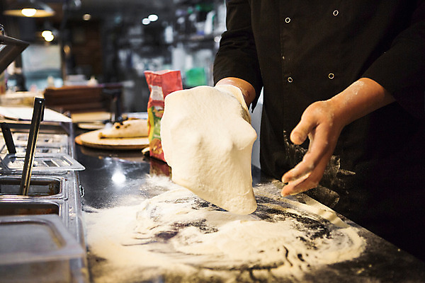포토 JPG 손 음식 피자 서양음식 실내 한명 사람 신체부위 주방 요리사 반죽 밀가루 요리중 밀가루반죽 과정 국내포토 직업 1 컨셉 모션 패스트푸드 내부 가루 파일형식