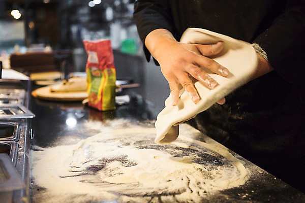 포토 JPG 손 음식 피자 서양음식 실내 한명 사람 신체부위 주방 요리사 반죽 밀가루 요리중 밀가루반죽 과정 국내포토 직업 1 컨셉 모션 패스트푸드 내부 가루 파일형식