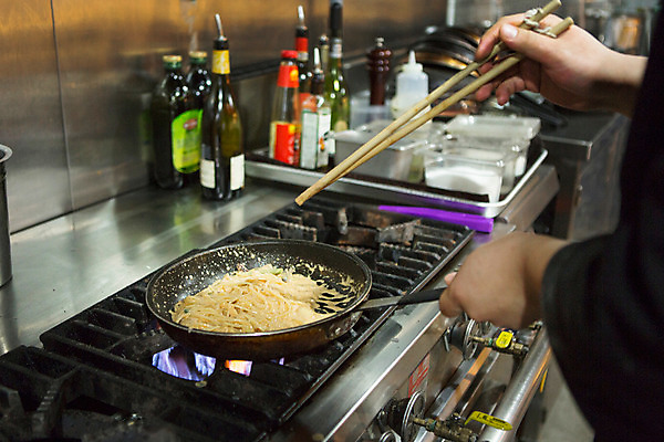 포토 JPG 손 음식 젓가락 파스타 서양음식 실내 요리 한명 사람 신체부위 주방 요리사 프라이팬 요리중 과정 국내포토 직업 1 컨셉 모션 주방용품 수저 내부 파일형식