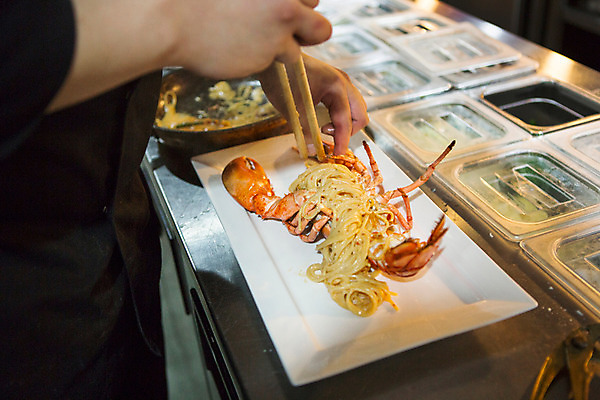 포토 JPG 접시 손 음식 젓가락 파스타 서양음식 실내 요리 한명 사람 신체부위 주방 요리사 요리중 과정 랍스터파스타 국내포토 직업 1 식기 컨셉 모션 수저 내부 파일형식