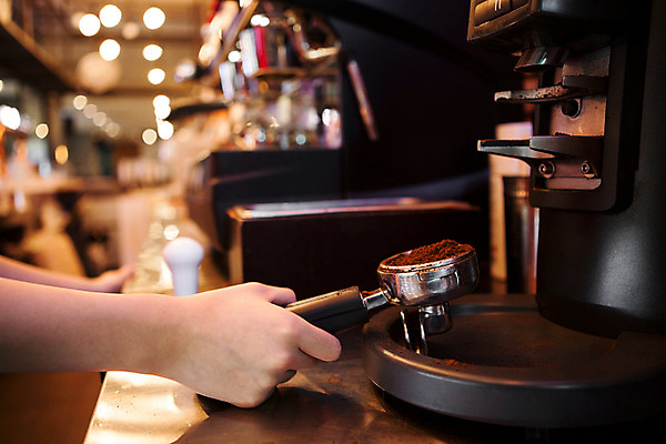 포토 JPG 손 커피 실내 한명 사람 신체부위 카페 커피메이커 바리스타 요리중 국내포토 직업 1 음료 모션 내부 상점 커피용품 파일형식