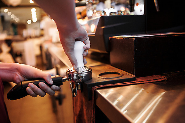 포토 JPG 손 커피 실내 한명 사람 신체부위 카페 커피메이커 바리스타 요리중 국내포토 직업 1 음료 모션 내부 상점 커피용품 파일형식