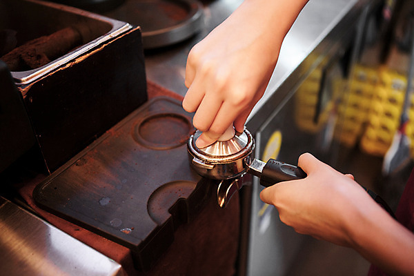 포토 JPG 손 커피 실내 한명 사람 신체부위 카페 바리스타 요리중 국내포토 직업 1 음료 모션 내부 상점 파일형식