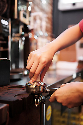 포토 JPG 손 커피 실내 한명 사람 신체부위 카페 바리스타 요리중 국내포토 직업 1 음료 모션 내부 상점 파일형식