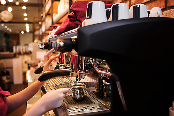 포토 JPG 손 커피 실내 한명 사람 신체부위 카페 커피메이커 바리스타 요리중 국내포토 직업 1 음료 모션 내부 상점 커피용품 파일형식