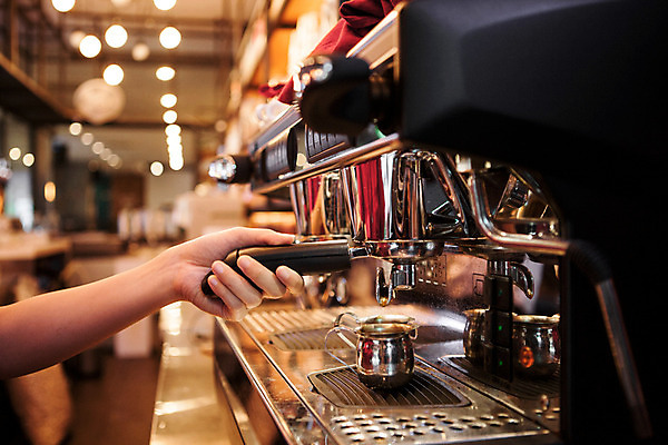 포토 JPG 손 커피 실내 한명 사람 신체부위 카페 커피메이커 바리스타 요리중 국내포토 직업 1 음료 모션 내부 상점 커피용품 파일형식