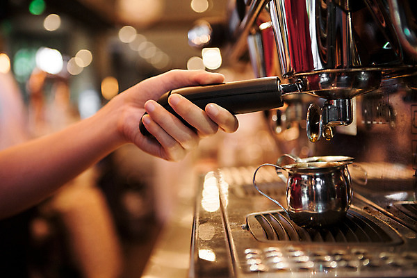 포토 JPG 손 커피 실내 한명 사람 신체부위 카페 커피메이커 바리스타 요리중 국내포토 직업 1 음료 모션 내부 상점 커피용품 파일형식