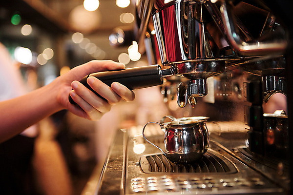 포토 JPG 손 커피 실내 한명 사람 신체부위 카페 커피메이커 바리스타 요리중 국내포토 직업 1 음료 모션 내부 상점 커피용품 파일형식