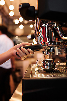 포토 JPG 손 커피 실내 한명 사람 신체부위 카페 커피메이커 바리스타 요리중 국내포토 직업 1 음료 모션 내부 상점 커피용품 파일형식