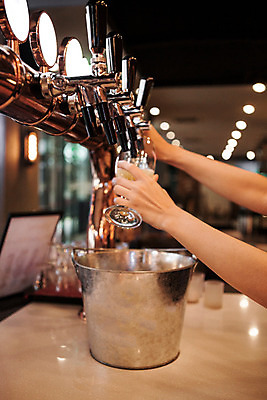 포토 JPG 손 맥주 생맥주 실내 한명 사람 신체부위 선술집 붓기 양동이 맥주잔 국내포토 1 술잔 모션 주류 내부 술집 파일형식