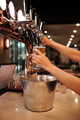 포토 JPG 손 맥주 생맥주 실내 한명 사람 신체부위 선술집 붓기 양동이 맥주잔 국내포토 1 술잔 모션 주류 내부 술집 파일형식