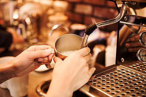 포토 JPG 손 커피 실내 한명 사람 신체부위 카페 우유 거품기 바리스타 요리중 우유거품 카페라떼 국내포토 직업 1 음료 모션 주방용품 유제품 내부 상점 거품 라떼 파일형식