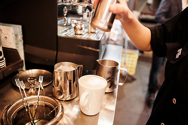 포토 JPG 손 커피 실내 한명 사람 신체부위 카페 머그컵 뿌리기 바리스타 요리중 카페라떼 국내포토 직업 1 음료 모션 내부 컵 상점 라떼 파일형식