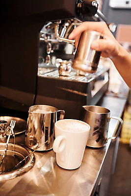 포토 JPG 손 커피 실내 한명 사람 신체부위 카페 머그컵 뿌리기 바리스타 요리중 카페라떼 국내포토 직업 1 음료 모션 내부 컵 상점 라떼 파일형식