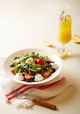 포토 JPG 스튜디오촬영 그릇 음식 포크 잔 서양음식 실내 사람없음 샐러드 오렌지주스 천 리코타치즈샐러드 리코타치즈 국내포토 식기 치즈 내부 직물 과일주스 파일형식