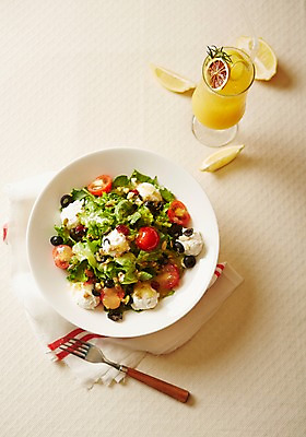 포토 JPG 스튜디오촬영 그릇 음식 포크 잔 서양음식 실내 사람없음 하이앵글 샐러드 오렌지주스 천 리코타치즈샐러드 플랫레이 리코타치즈 국내포토 식기 뷰포인트 치즈 내부 직물 플랫 과일주스 파일형식