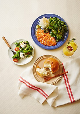 포토 JPG 스튜디오촬영 접시 음식 빵 포크 잔 서양음식 실내 사람없음 하이앵글 샐러드 오렌지주스 천 나무포크 연어샐러드 리코타치즈샐러드 플랫레이 리코타치즈 국내포토 식기 뷰포인트 치즈 내부 직물 플랫 과일주스 파일형식