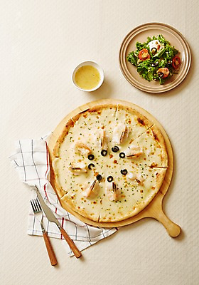 포토 JPG 스튜디오촬영 접시 음식 포크 도마 피자 서양음식 실내 사람없음 하이앵글 샐러드 소스 나이프 천 고르곤졸라피자 쉬림프피자 리코타치즈샐러드 플랫레이 리코타치즈 국내포토 식기 뷰포인트 주방용품 치즈 패스트푸드 내부 직물 양념 플랫 칼 파일형식