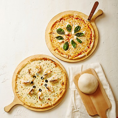 포토 JPG 스튜디오촬영 음식 도마 피자 서양음식 실내 사람없음 하이앵글 천 반죽 밀가루반죽 고르곤졸라피자 마르게리타피자 플랫레이 국내포토 뷰포인트 주방용품 패스트푸드 내부 직물 플랫 파일형식