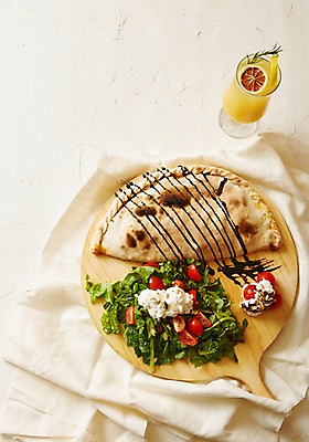 포토 JPG 스튜디오촬영 음식 잔 도마 서양음식 실내 사람없음 하이앵글 샐러드 오렌지주스 천 깔조네 리코타치즈샐러드 플랫레이 리코타치즈 국내포토 식기 뷰포인트 주방용품 치즈 내부 직물 플랫 과일주스 파일형식