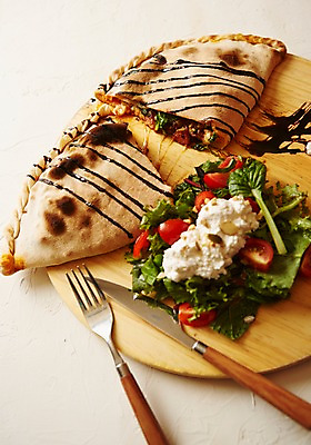 포토 JPG 스튜디오촬영 음식 포크 도마 서양음식 실내 사람없음 샐러드 나이프 깔조네 리코타치즈샐러드 리코타치즈 국내포토 식기 주방용품 치즈 내부 칼 파일형식