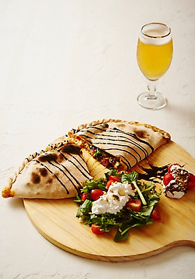 포토 JPG 스튜디오촬영 음식 도마 맥주 생맥주 서양음식 실내 사람없음 샐러드 맥주잔 깔조네 리코타치즈샐러드 리코타치즈 국내포토 술잔 주방용품 치즈 주류 내부 파일형식