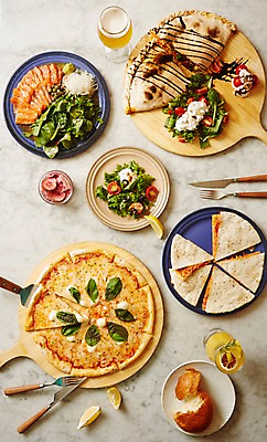 포토 JPG 스튜디오촬영 접시 음식 빵 포크 잔 도마 생맥주 서양음식 실내 사람없음 하이앵글 나이프 오렌지주스 맥주잔 마르게리타피자 연어샐러드 깔조네 리코타치즈샐러드 플랫레이 케사디야 치킨케사디야 리코타치즈 국내포토 식기 뷰포인트 술잔 주방용품 치즈 맥주 피자 내부 샐러드 플랫 칼 과일주스 파일형식