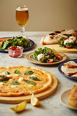 포토 JPG 스튜디오촬영 접시 음식 술잔 도마 생맥주 서양음식 실내 사람없음 마르게리타피자 연어샐러드 깔조네 리코타치즈샐러드 케사디야 치킨케사디야 리코타치즈 국내포토 식기 주방용품 잔 치즈 맥주 피자 내부 샐러드 파일형식