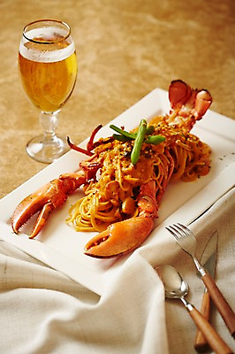 포토 JPG 스튜디오촬영 접시 음식 포크 생맥주 파스타 서양음식 실내 사람없음 숟가락 나이프 천 대리석 맥주잔 랍스터파스타 국내포토 식기 술잔 재료 맥주 수저 내부 직물 칼 파일형식