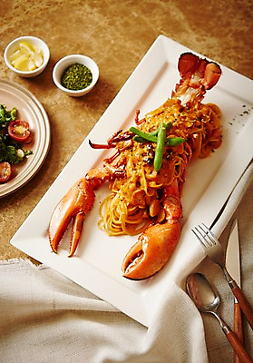 포토 JPG 스튜디오촬영 접시 음식 포크 파스타 서양음식 실내 사람없음 숟가락 샐러드 소스 나이프 천 대리석 랍스터파스타 국내포토 식기 재료 수저 내부 직물 양념 칼 파일형식