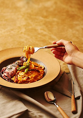 포토 JPG 스튜디오촬영 그릇 손 음식 포크 서양음식 실내 한명 사람 신체부위 숟가락 나이프 천 대리석 통오징어파스타 국내포토 1 식기 재료 파스타 수저 내부 직물 칼 파일형식