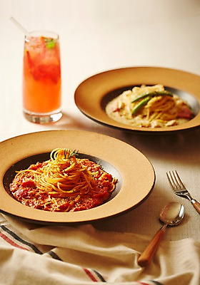 포토 JPG 스튜디오촬영 그릇 음료 음식 포크 서양음식 실내 스파게티 사람없음 숟가락 천 미트소스스파게티 국내포토 식기 파스타 수저 내부 직물 파일형식