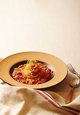 포토 JPG 스튜디오촬영 그릇 음식 포크 서양음식 실내 스파게티 사람없음 숟가락 천 미트소스스파게티 국내포토 식기 파스타 수저 내부 직물 파일형식