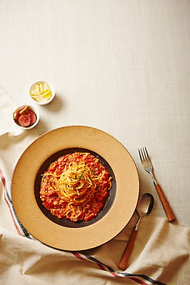 포토 JPG 스튜디오촬영 그릇 음식 포크 서양음식 실내 스파게티 사람없음 하이앵글 숟가락 천 피클 미트소스스파게티 플랫레이 국내포토 식기 뷰포인트 파스타 수저 내부 직물 플랫 절임 파일형식