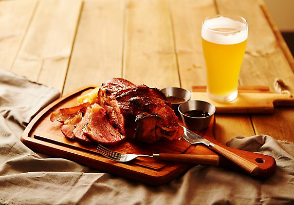 포토 JPG 스튜디오촬영 음식 포크 술잔 도마 생맥주 서양음식 실내 사람없음 목재 소스 천 슈바이네학센 국내포토 나무 식기 재료 주방용품 잔 맥주 내부 직물 양념 파일형식