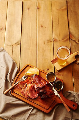 포토 JPG 스튜디오촬영 음식 포크 술잔 도마 생맥주 서양음식 실내 사람없음 목재 하이앵글 소스 나이프 천 슈바이네학센 플랫레이 국내포토 나무 식기 뷰포인트 재료 주방용품 잔 맥주 내부 직물 양념 플랫 칼 파일형식