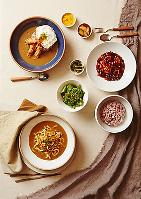 포토 JPG 스튜디오촬영 그릇 포크 반찬 실내 사람없음 하이앵글 숟가락 천 카레라이스 잡곡밥 카레덮밥 일본음식 카레우동 베이지색배경 플랫레이 국내포토 식기 음식 뷰포인트 백그라운드 밥 수저 내부 직물 플랫 덮밥 우동 카레 베이지색 파일형식