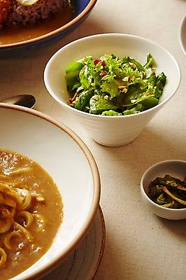 포토 JPG 스튜디오촬영 그릇 반찬 실내 사람없음 샐러드 카레우동 베이지색배경 국내포토 식기 음식 백그라운드 내부 우동 베이지색 파일형식